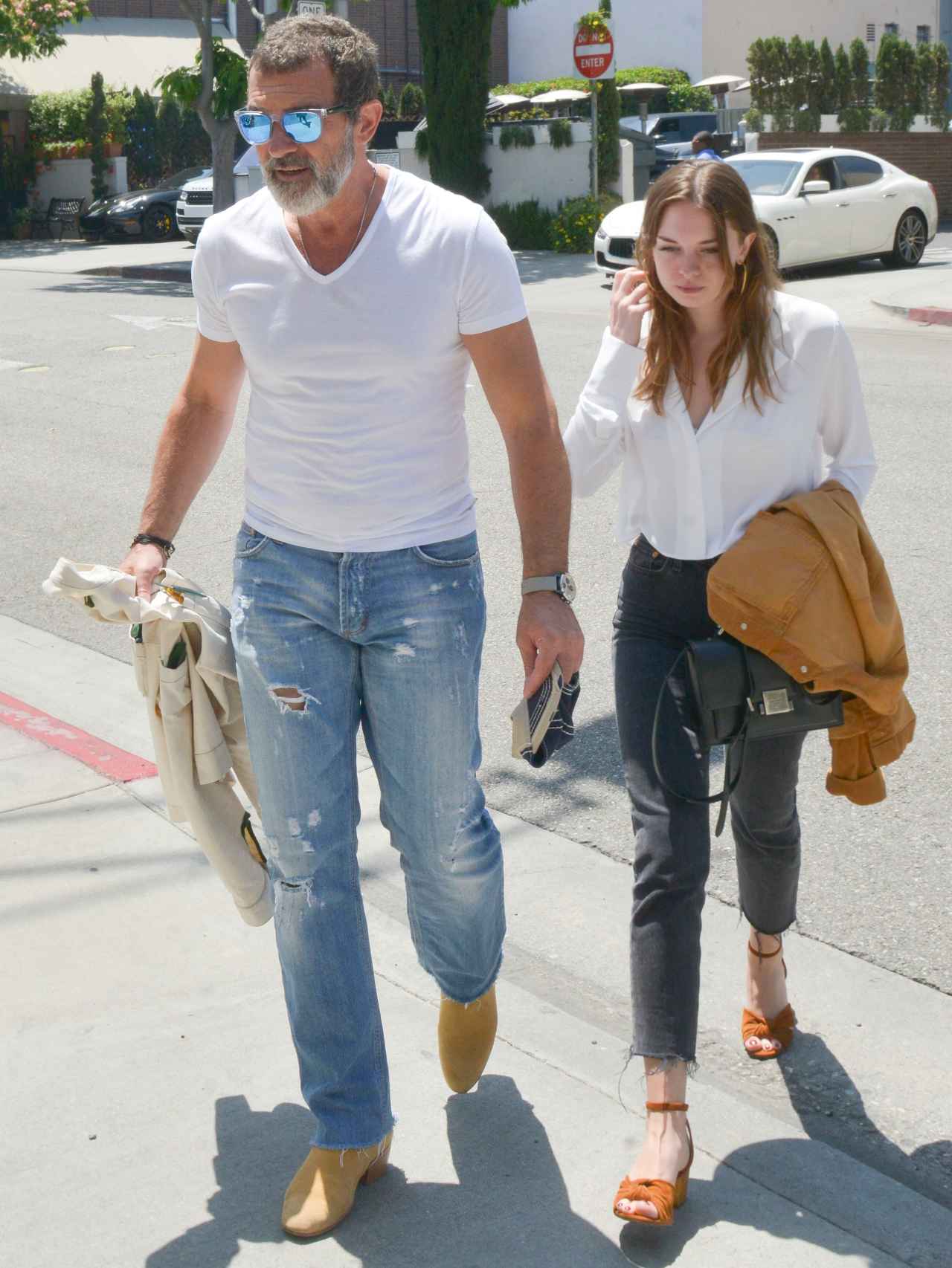 El actor con su hija Stella del Carmen paseando por las calles de Bervely Hills este verano.