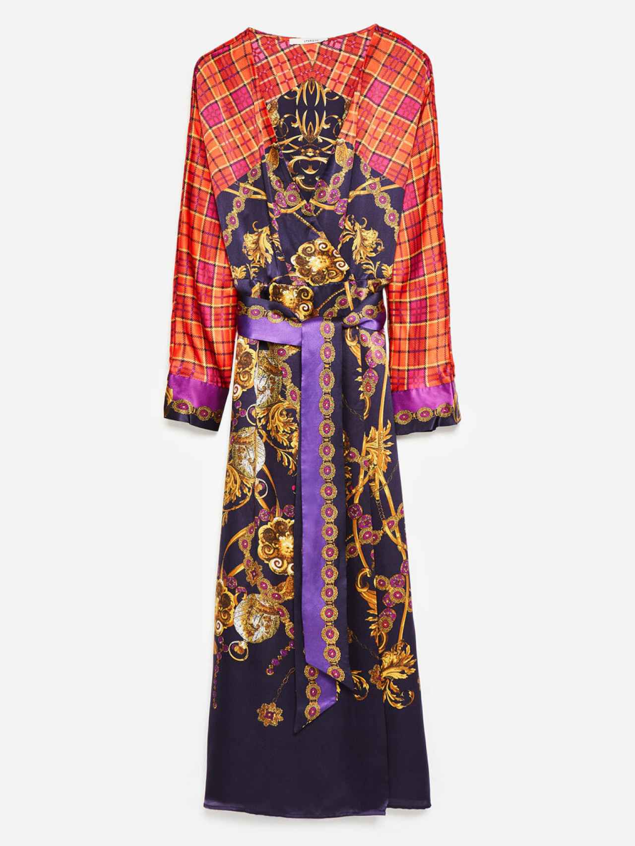 El vestido combina los estampados tartán y de cadenas típicos de Versace.