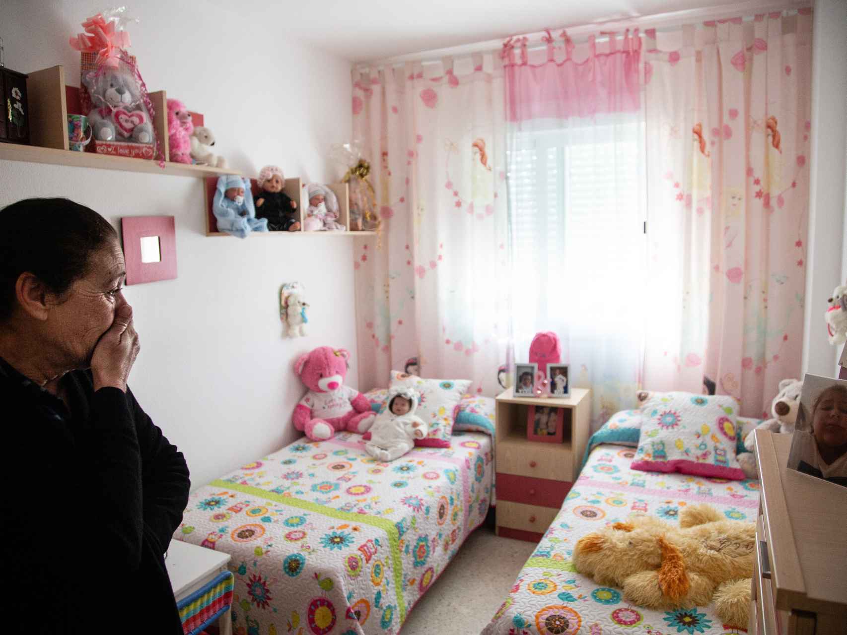 Josefa contempla la habitación de su hija Sandra y su nieta Lucía, trasladada íntegra al nuevo domicilio en el que vive en la actualidad.