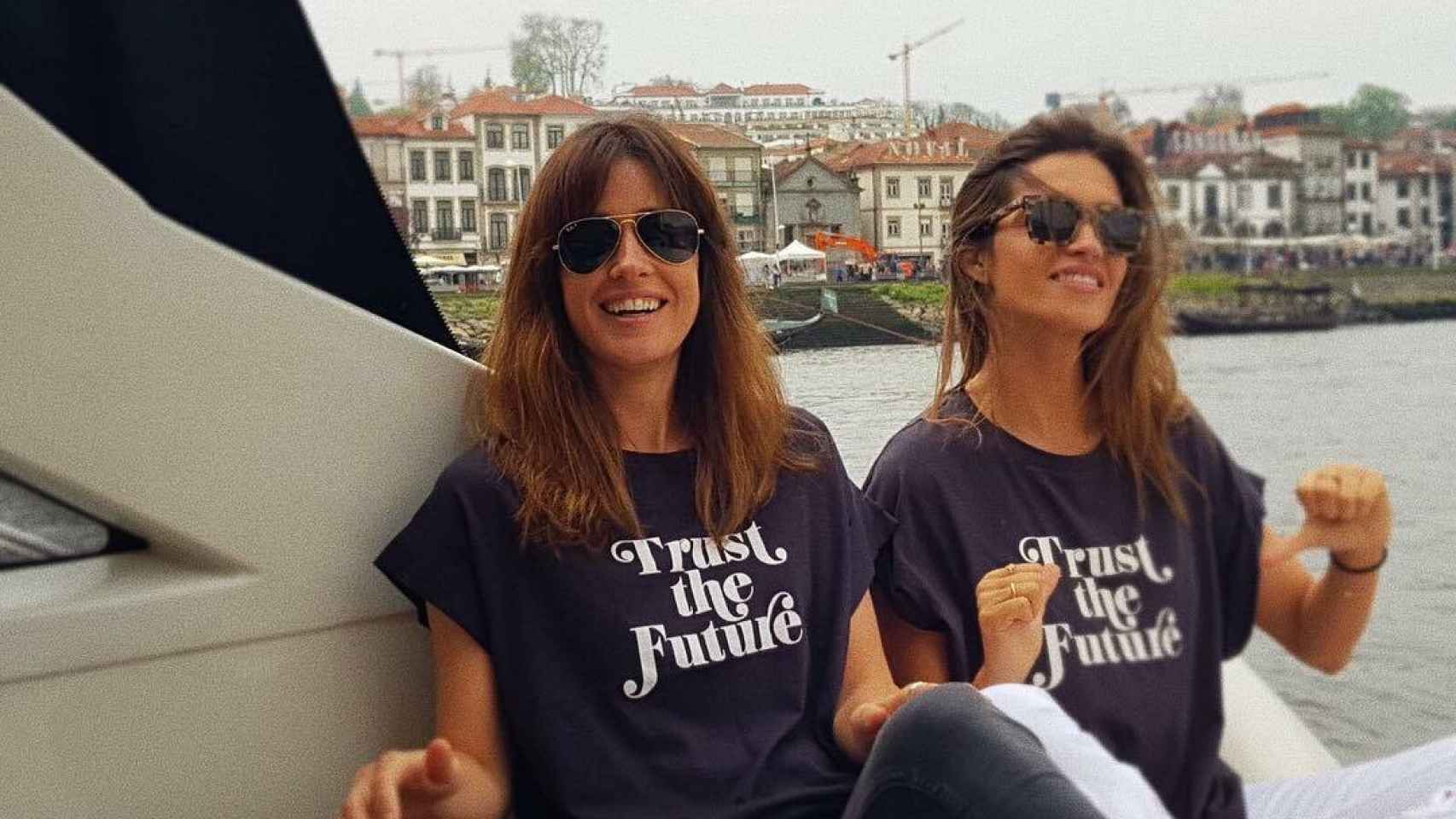 Isabel Jiménez y Sara Carbonero con una camiseta de 'Slow Love'.