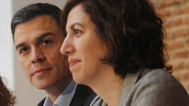 Pedro Sánchez, junto a Irene Lozano.