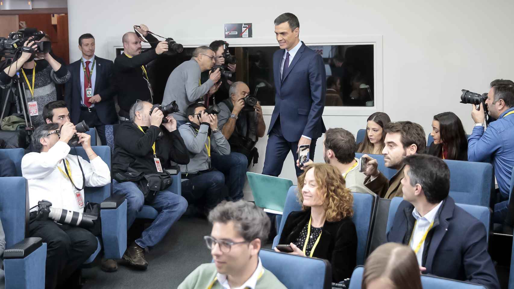 El presidente, dirigiéndose hacia el atril de la sala de prensa de Moncloa.