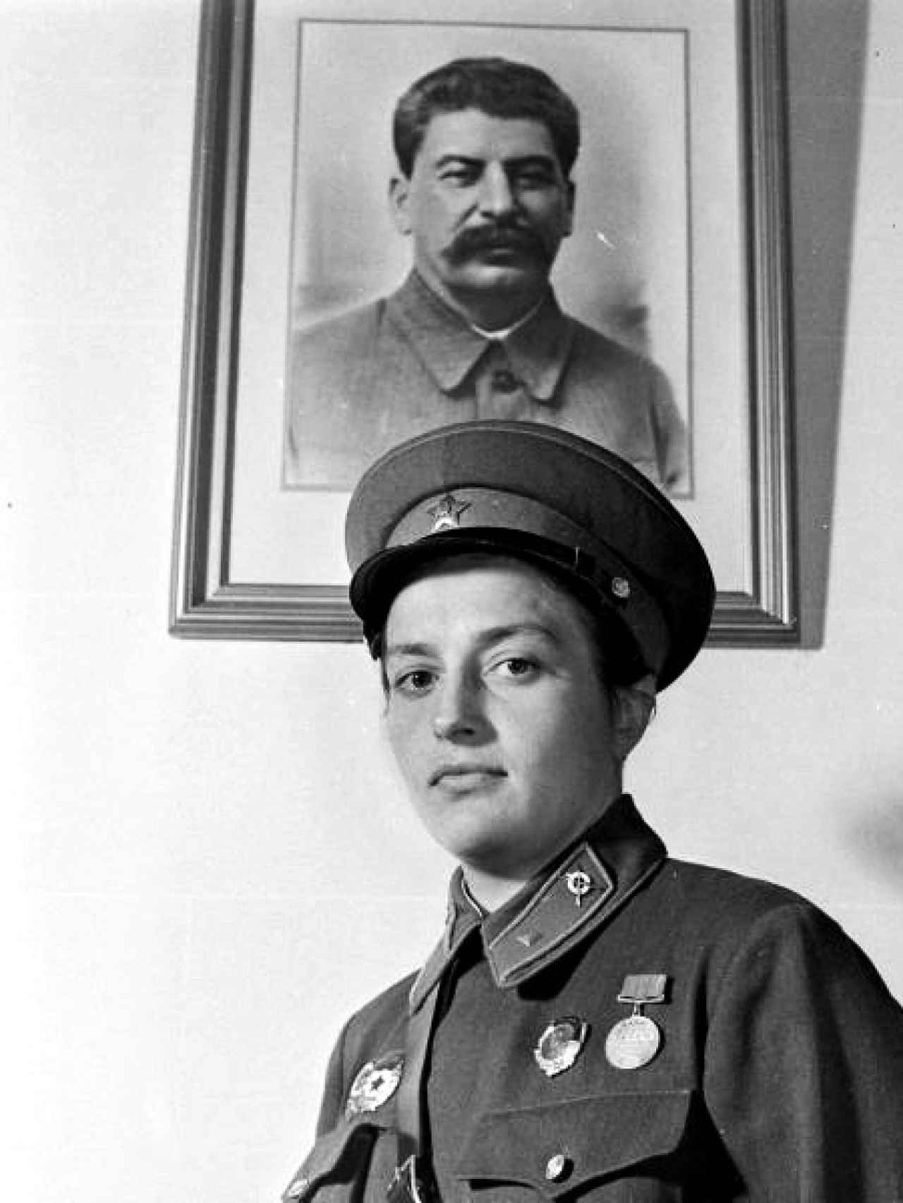 Pavlichenko con un retrato de Stalin a su espalda.