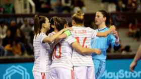 Las jugadoras de la selección española de fútbol sala celebran el cuarto gol ante Rusia