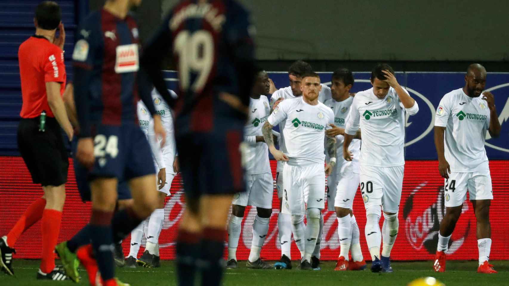Los jugadores del Getafe, tras marcar ante el Eibar, durante el partido de La Liga
