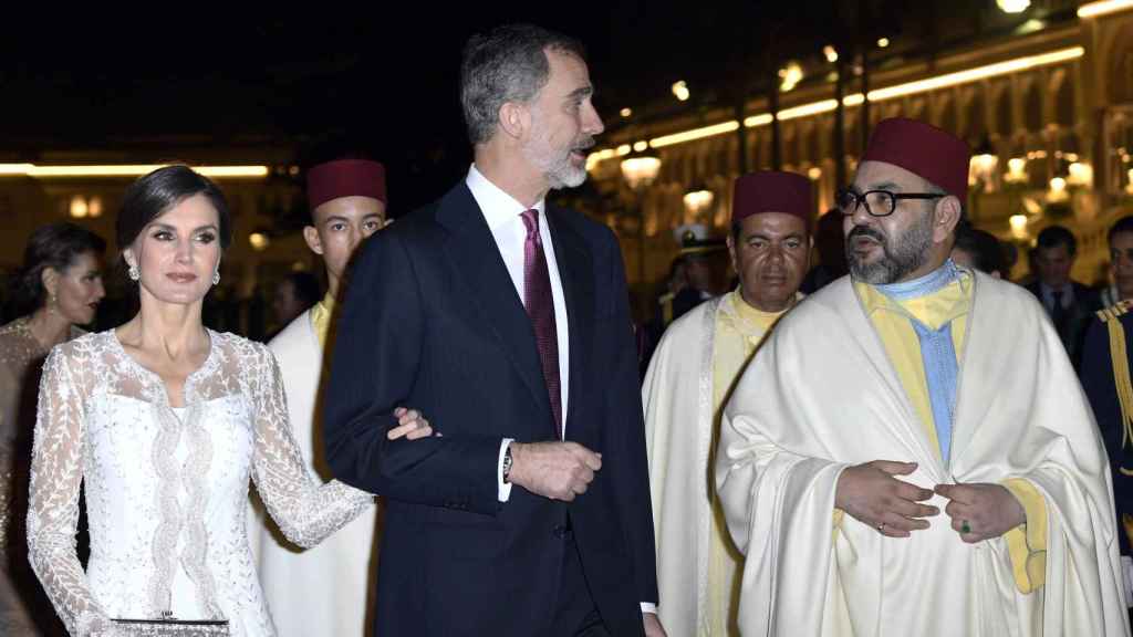 Los reyes Letizia y Felipe junto a Mohamed VI, en la cena de gala en 2019.
