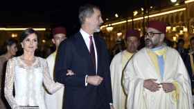 Los reyes Letizia y Felipe junto a Mohamed VI, en la cena de gala del 13 de febrero.