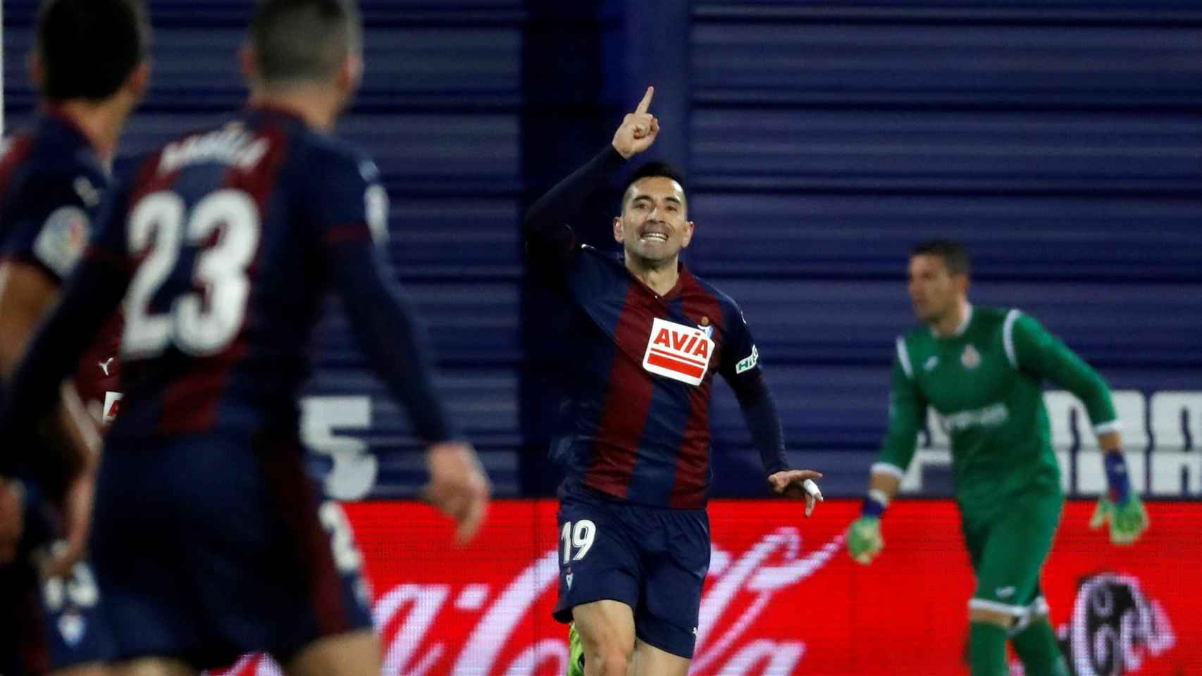Charles celebra su segundo gol en el Eibar - Getafe de La Liga