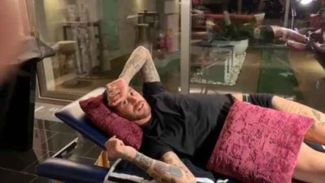 Sergio Ramos haciéndose un nuevo tatuaje. Foto: Instagram (@sergioramos)