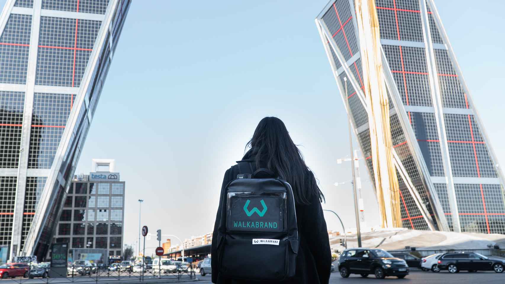 La mochila de Walkabrand lleva incorporada una tablet en la que se emite publicidad.