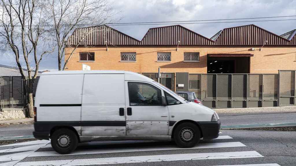 Una furgoneta blanca en el polígono industrial de Alcorcón.