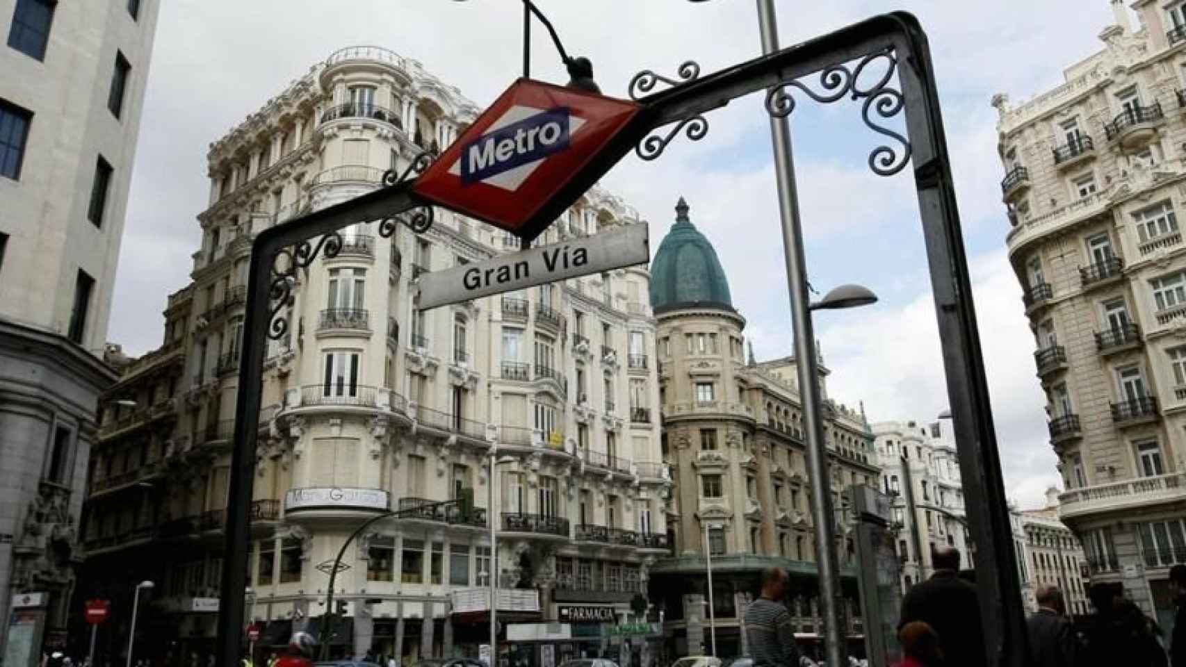 Una de las entradas al metro de Gran Vía en Madrid.