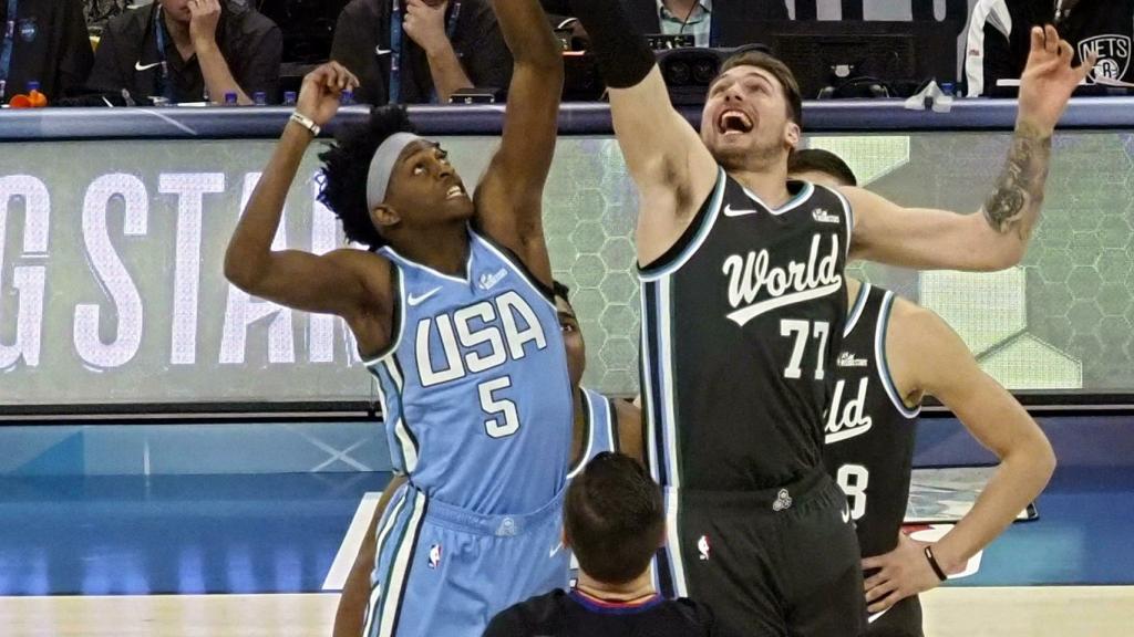 Doncic en el salto inicial del partido de rookies