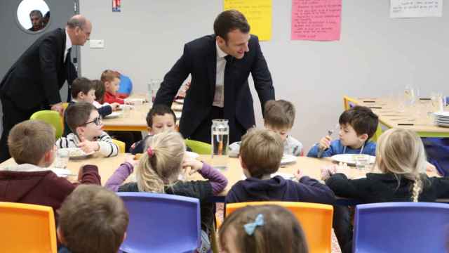 El presidente francés Emmanuel Macron visita una escuela en Saint-Sozy.