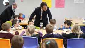 El presidente francés Emmanuel Macron visita una escuela en Saint-Sozy.