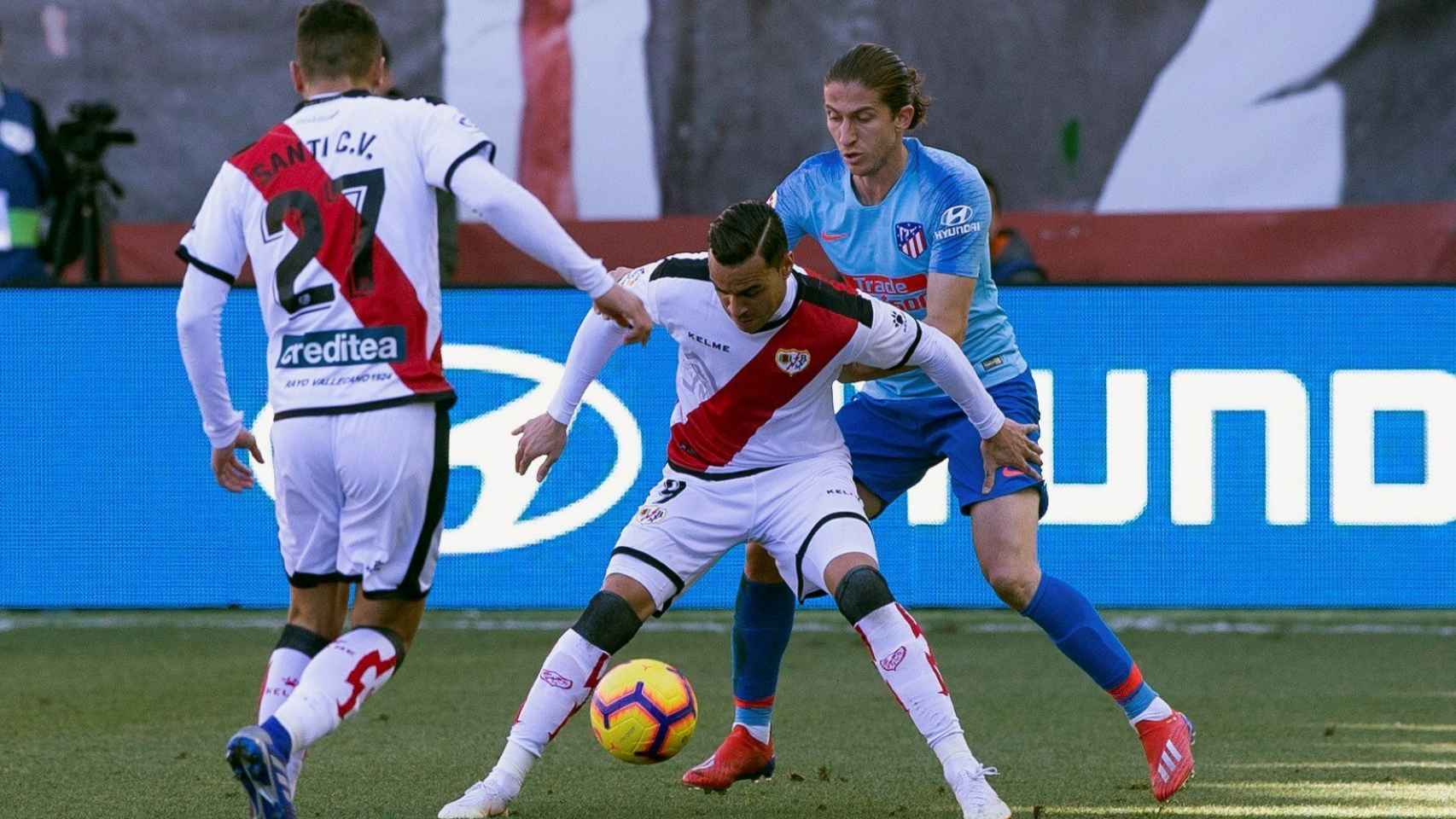 Raúl de Tomás lucha por el balón ante Filipe Luís durante el partido entre el Rayo Vallecano y el Atlético de Madrid de La Liga