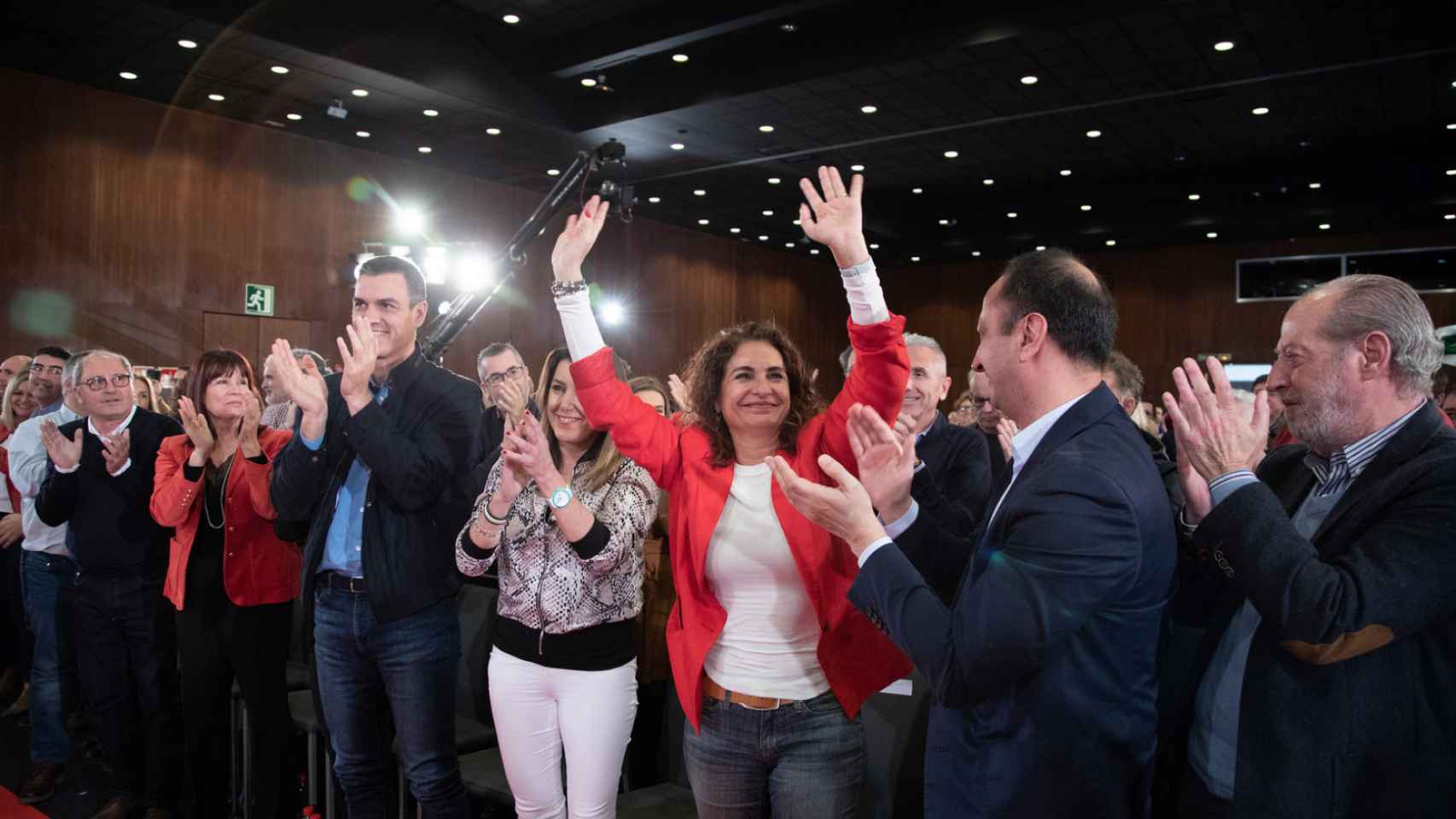 María Jesús Montero, ministra de Hacienda, aplaudida en un mitin del PSOE en Sevilla.