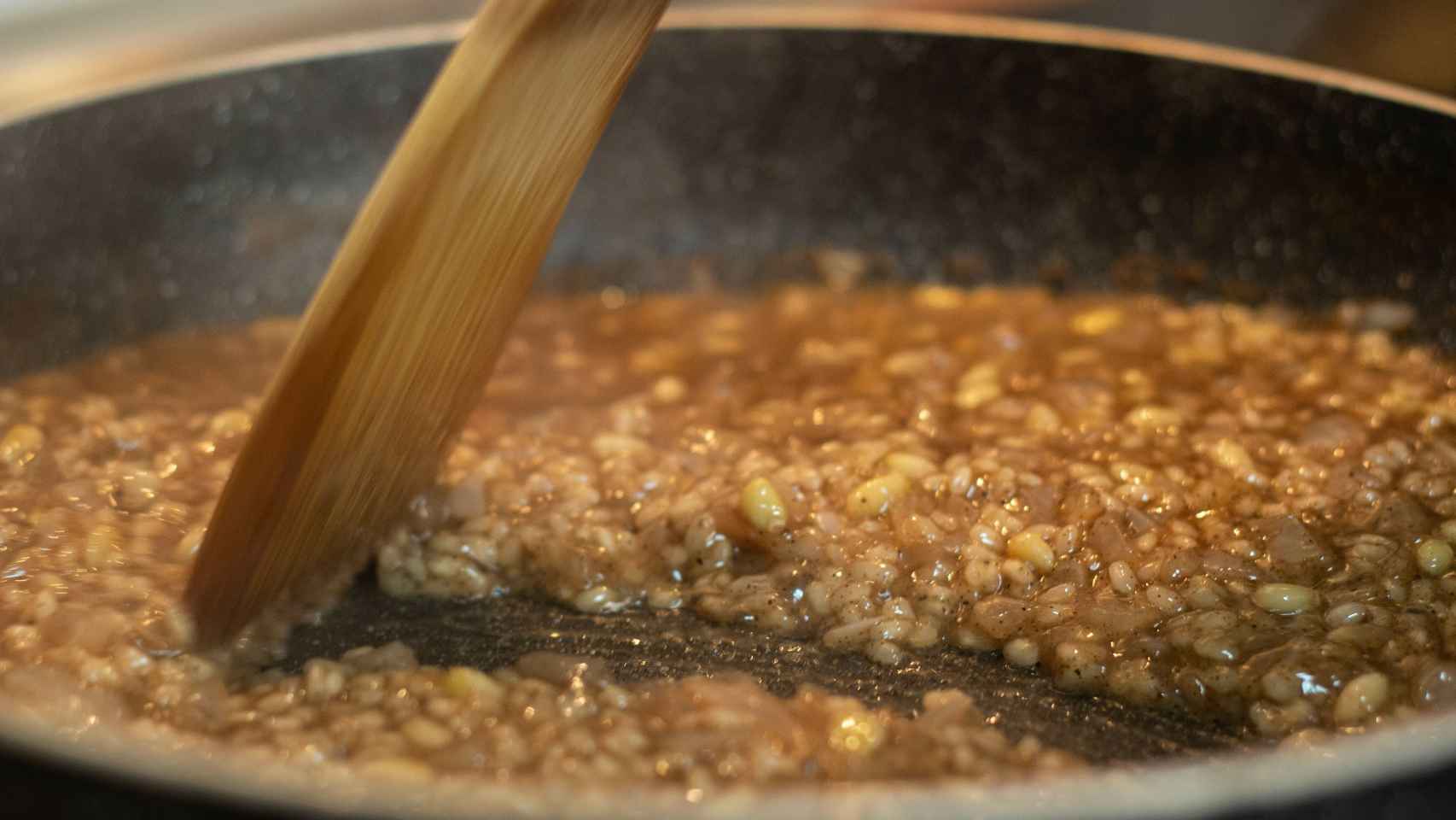 Después de cocer el arroz se hace un risotto con el resto de los ingredientes.