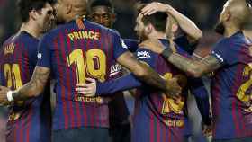 Los jugadores del Barcelona celebran el gol de Messi ante el Valladolid