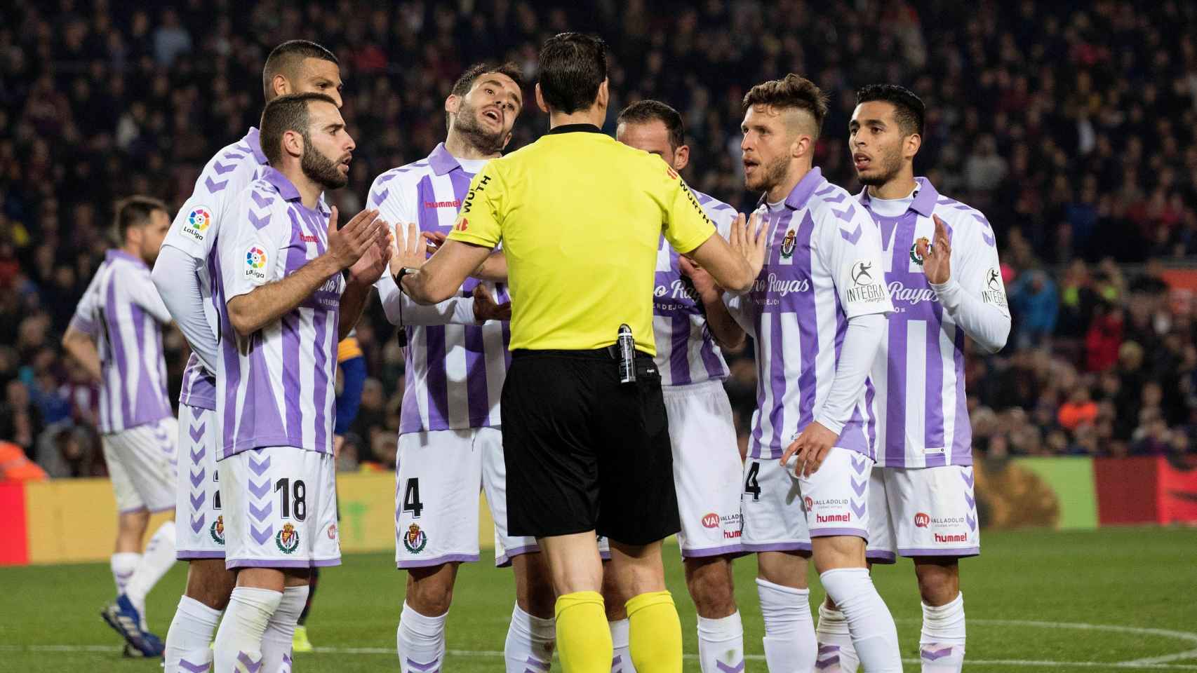 Los jugadores del Valladolid protestan al árbitro en el partido de La Liga contra el Barcelona