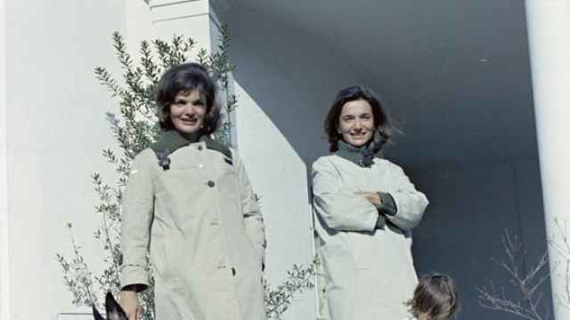 Jackie Kennedy junto a Lee en la Casa Blanca en 1963.