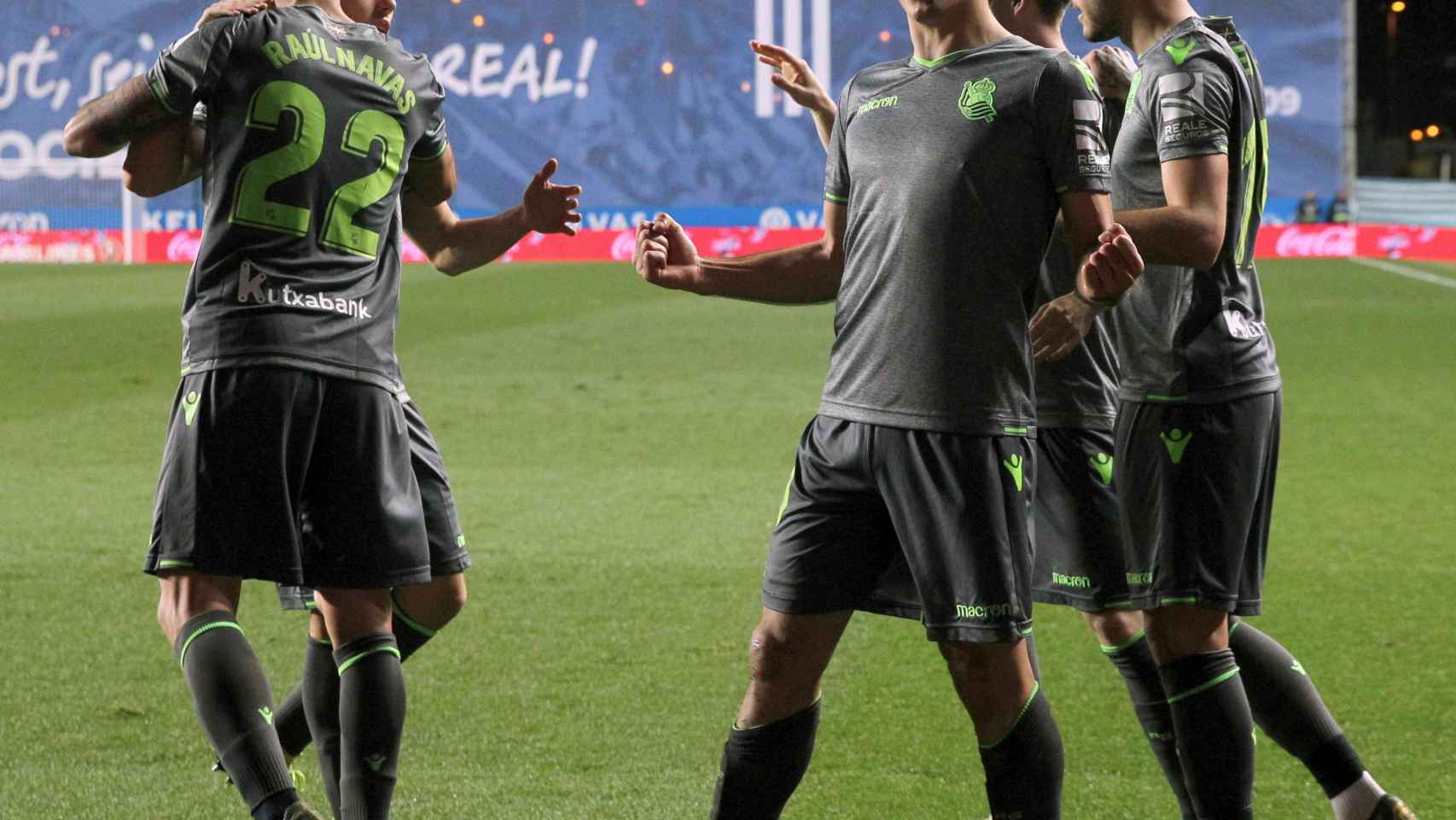 Oyarzabal celebra un gol junto a sus compañeros en el Real Sociedad - Leganés de La Liga