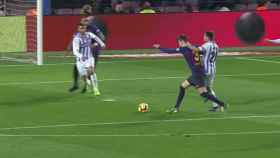 Dudoso penalti señalado al Barcelona: Piqué se deja caer ante Míchel