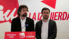 Alberto Garzón acompañado por el coordinador regional de IU Castilla y León, José Sarrión