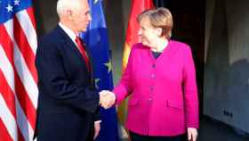 El vicepresidente de EEUU Mike Pence y la canciller alemana Angela Merkel, en Múnich.