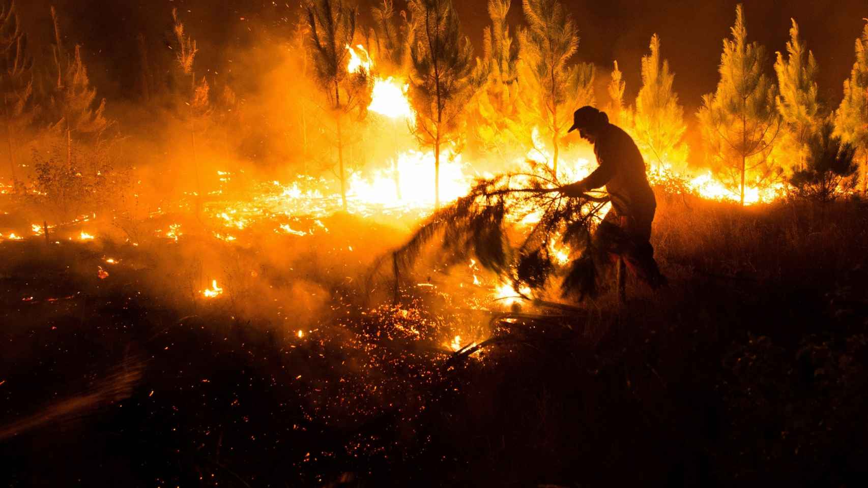 Bomberos trabajan para extinguir un incendio en la región del Bíobio (Chile)