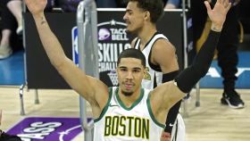 Jayson Tatum, de los Boston Celtics, tras ganar el Concurso de Habilidades del All Star de la NBA