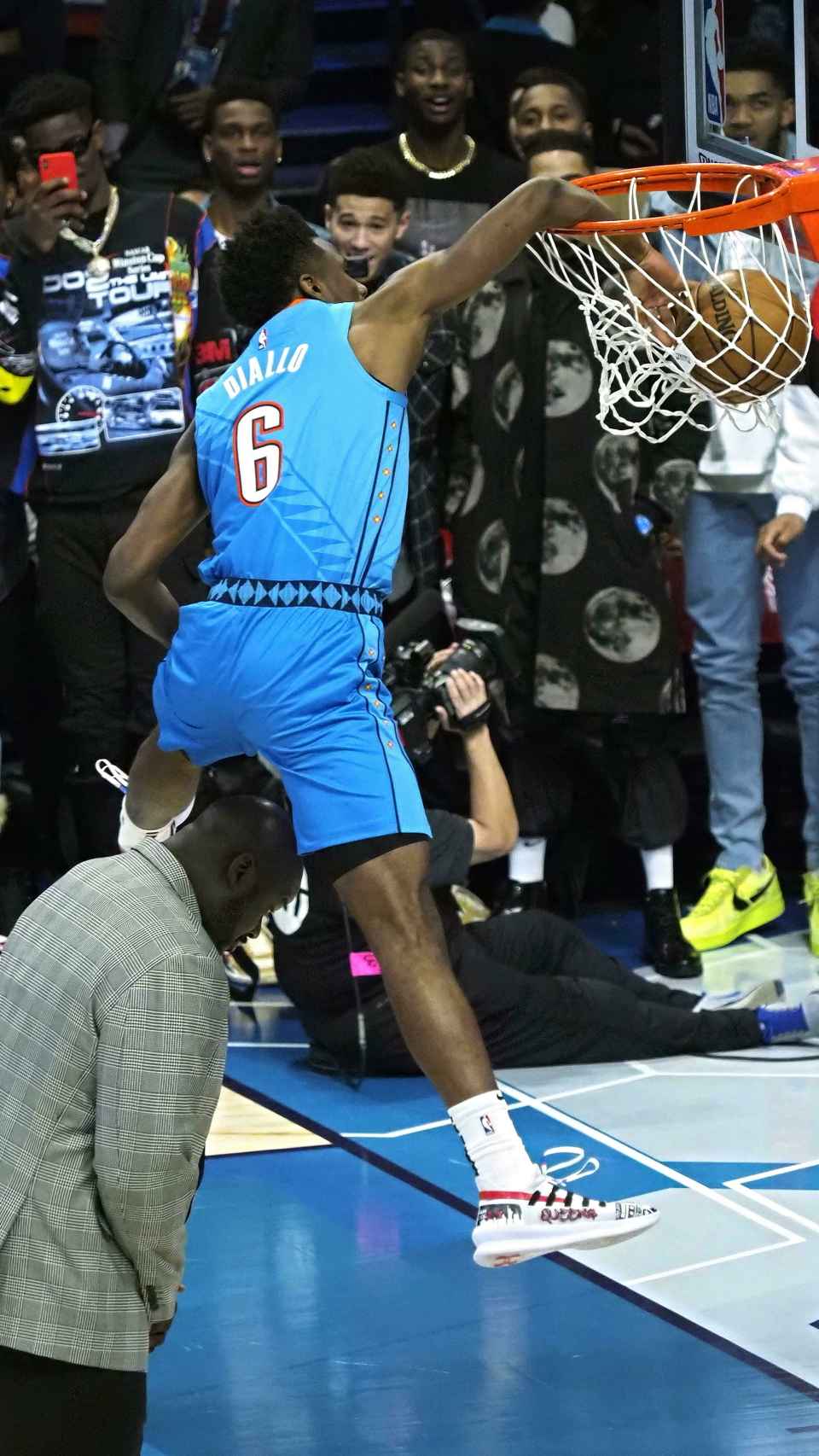 Diallo salta por encima de Shaquille O'Neall en el concurso de mates de la noche del All Star de la NBA