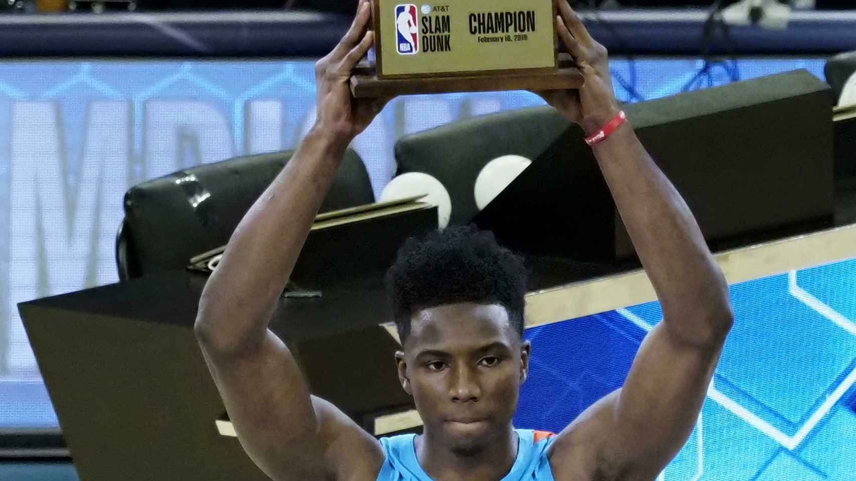 Diallo levanta el trofeo del concurso de mates de la NBA