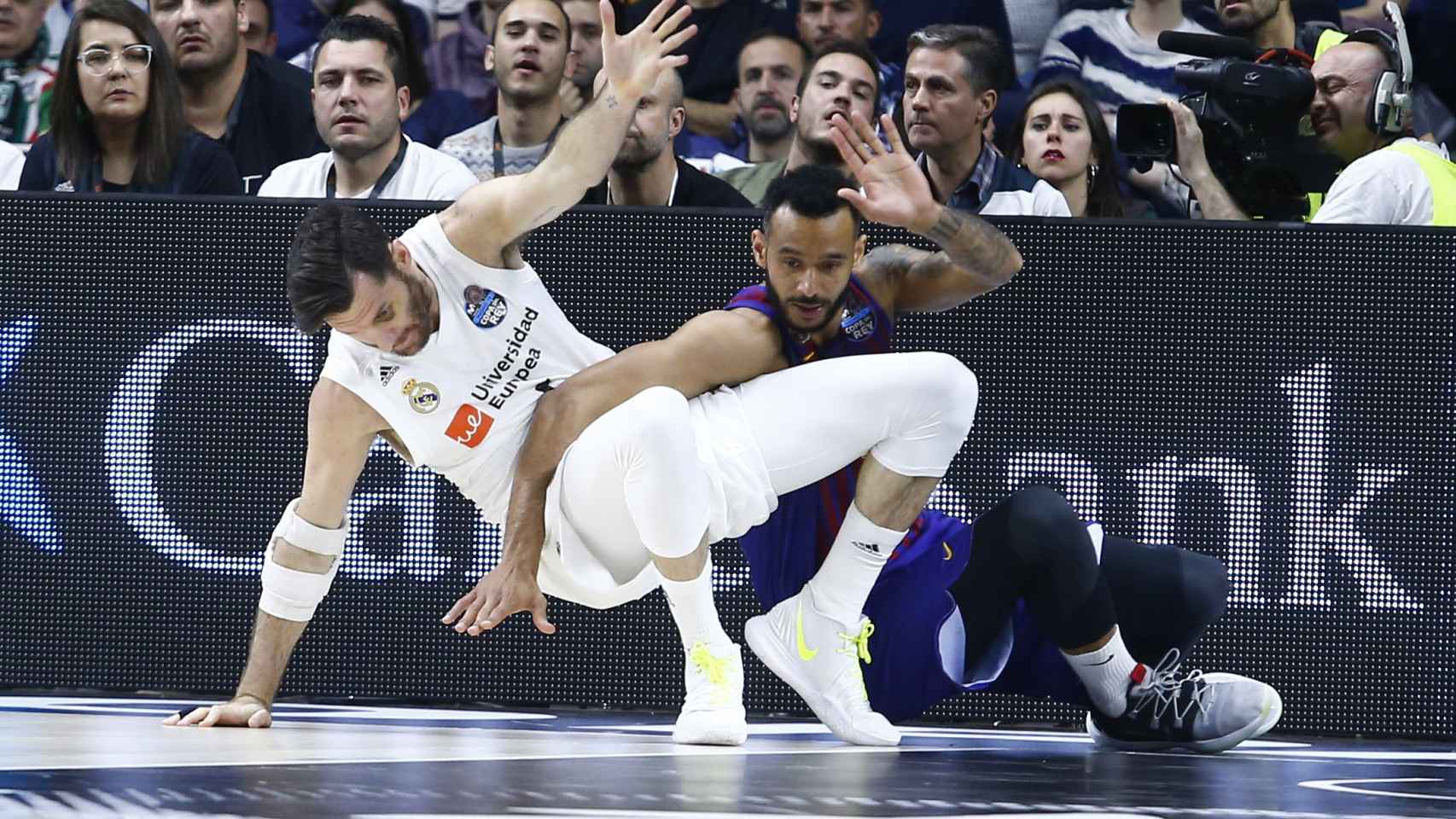 Adam Hanga agarrando a Rudy Fernández en el suelo