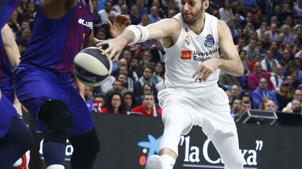 Rudy Fernández intenta pasar el balón entre la defensa del Barça