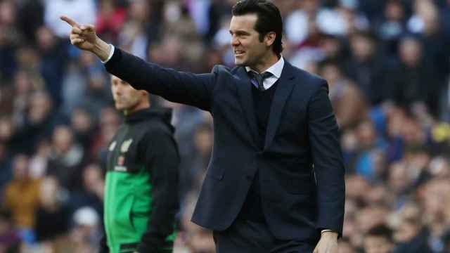 Santi Solari, dando órdenes a los jugadores del Real Madrid desde la banda