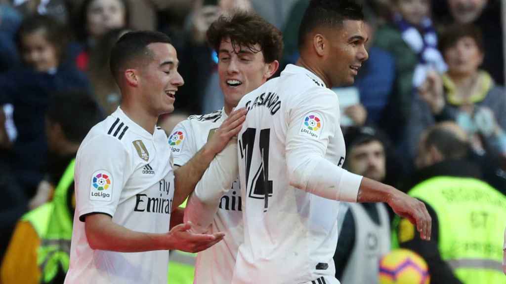Casemiro celebra con Lucas Vázquez y Odriozola su gol al Girona
