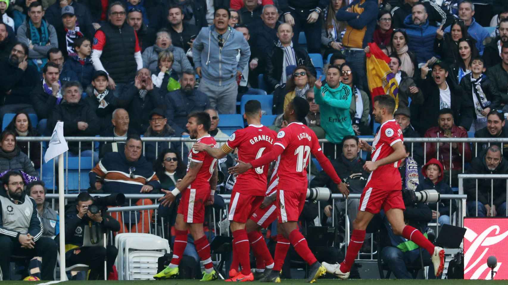 Portu celebra con los jugadores del Girona su gol al Madrid