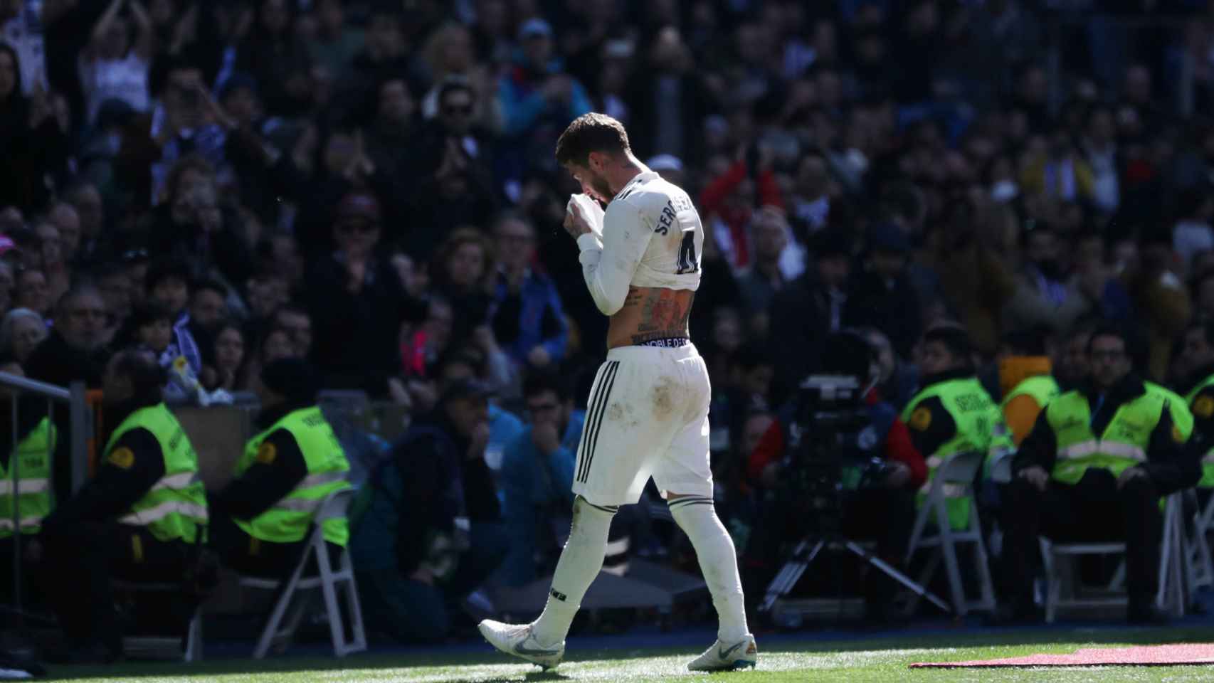 Sergio Ramos se marcha del campo durante el Real Madrid - Girona