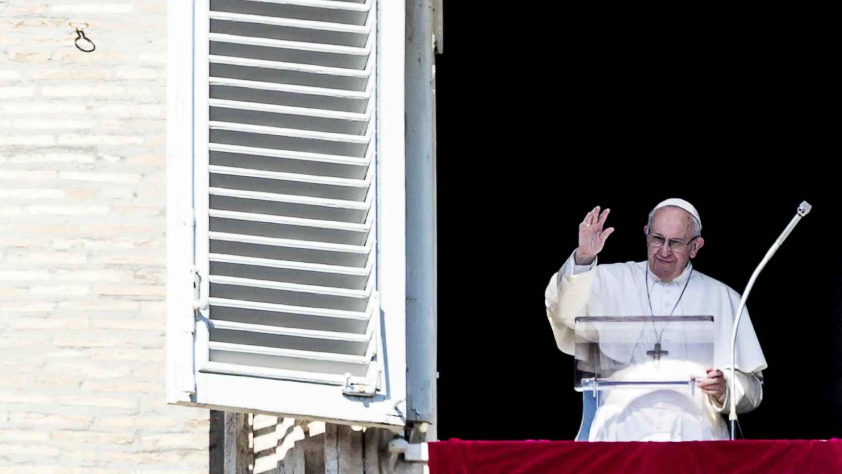 El Papa durante el rezo de este domingo en el Vaticano