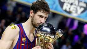 Ante Tomic, jugador del Barcelona Lassa, posa con el trofeo de la Copa del Rey