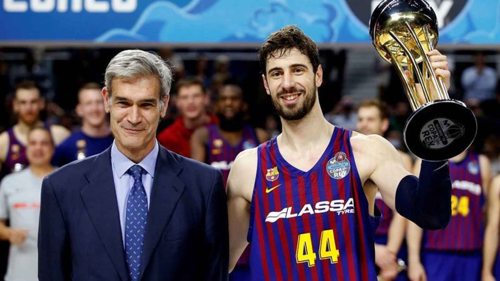 Antonio Martín, presidente de ACB, y Ante Tomic, jugador del Barcelona Lassa