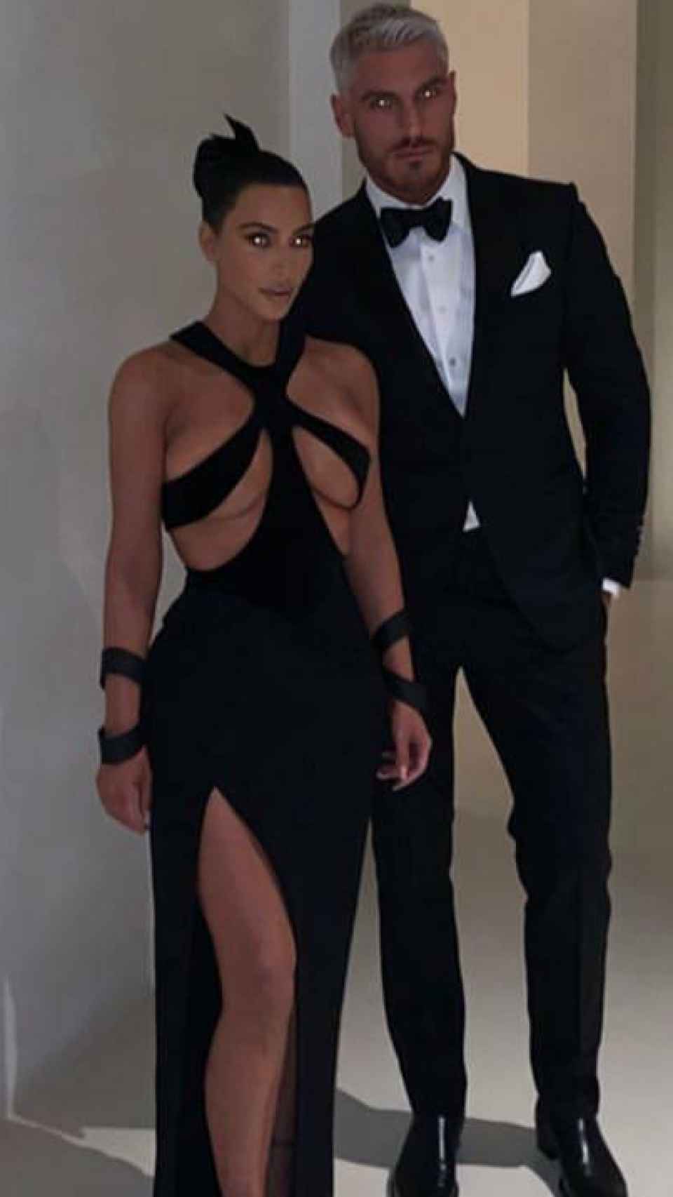 Kim junto a su estilista en la gala.