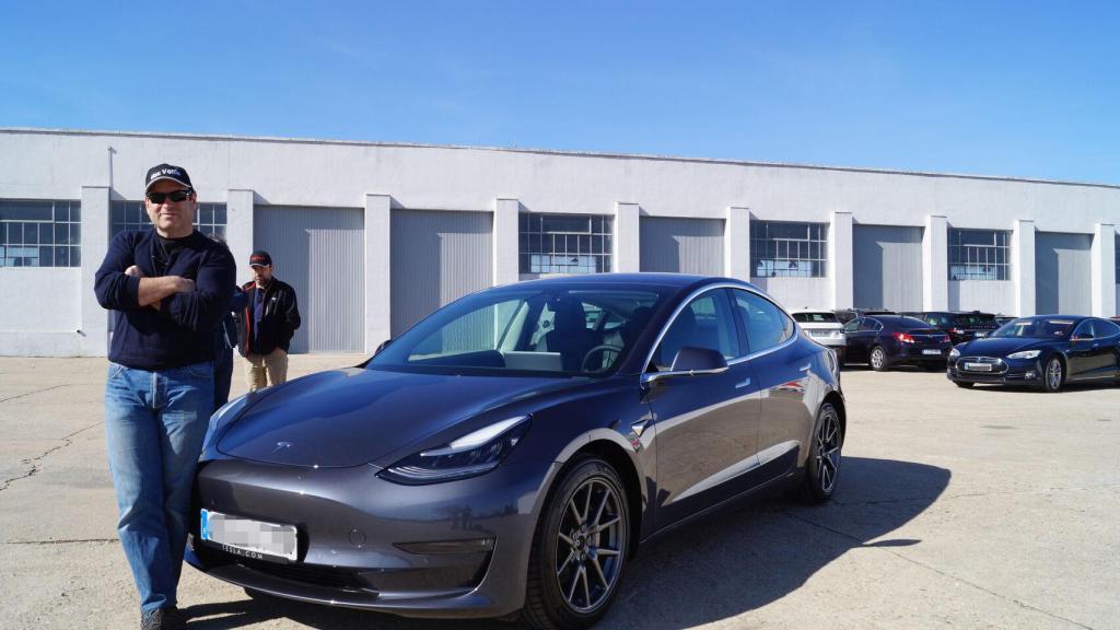 Fernando con su recién estrenado Model 3