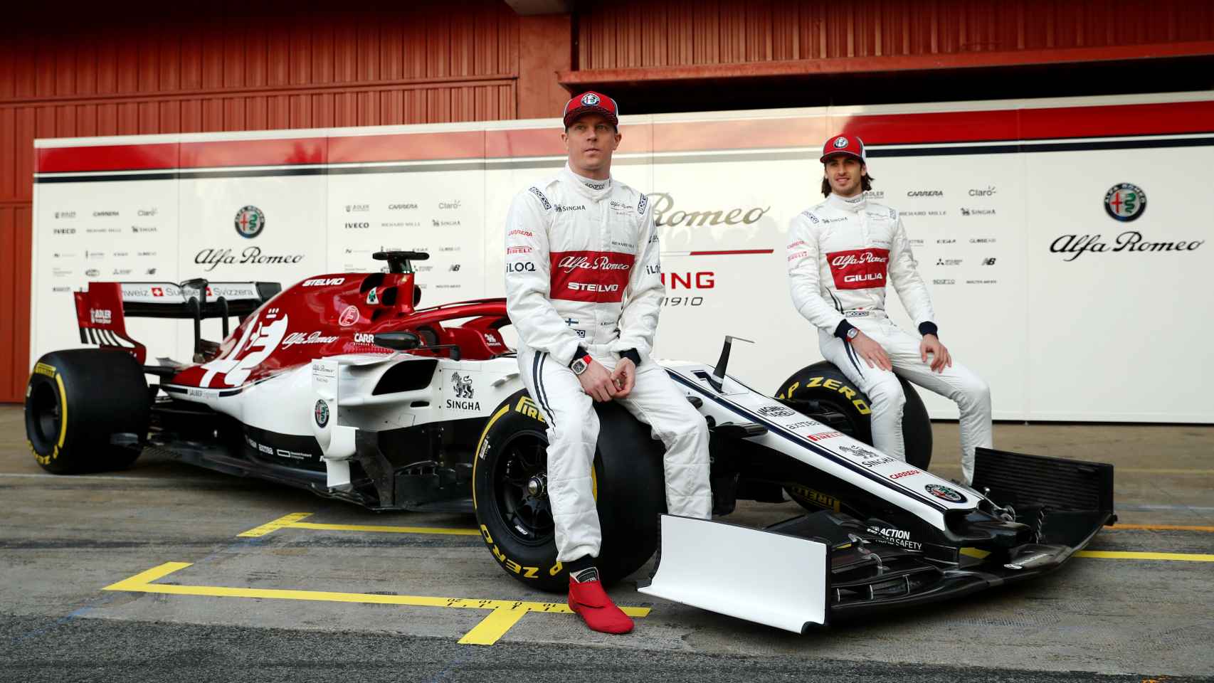 Kimi Raikkonen y Antonio Giovinazzi, de la escudería Alfa Romeo, posan con el coche antes de los tests de Barcelona de Fórmula 1