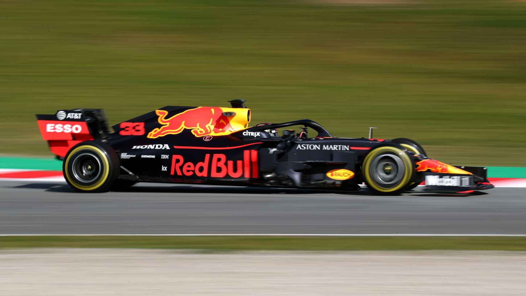 Max Verstappen, de la escudería Red Bull, durante los tests de Barcelona de Fórmula 1