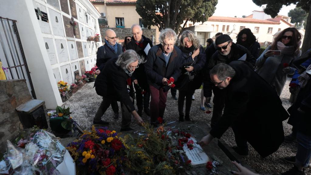Ian Gibson deposita una rosa en la tumba del poeta Antonio Machado.