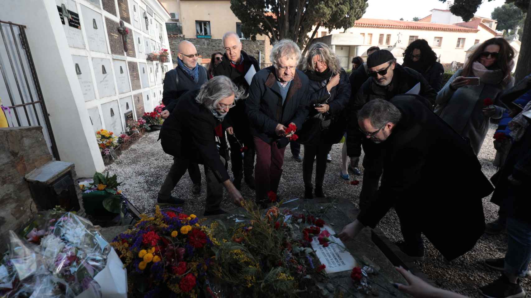 Ian Gibson deposita una rosa en la tumba del poeta Antonio Machado.