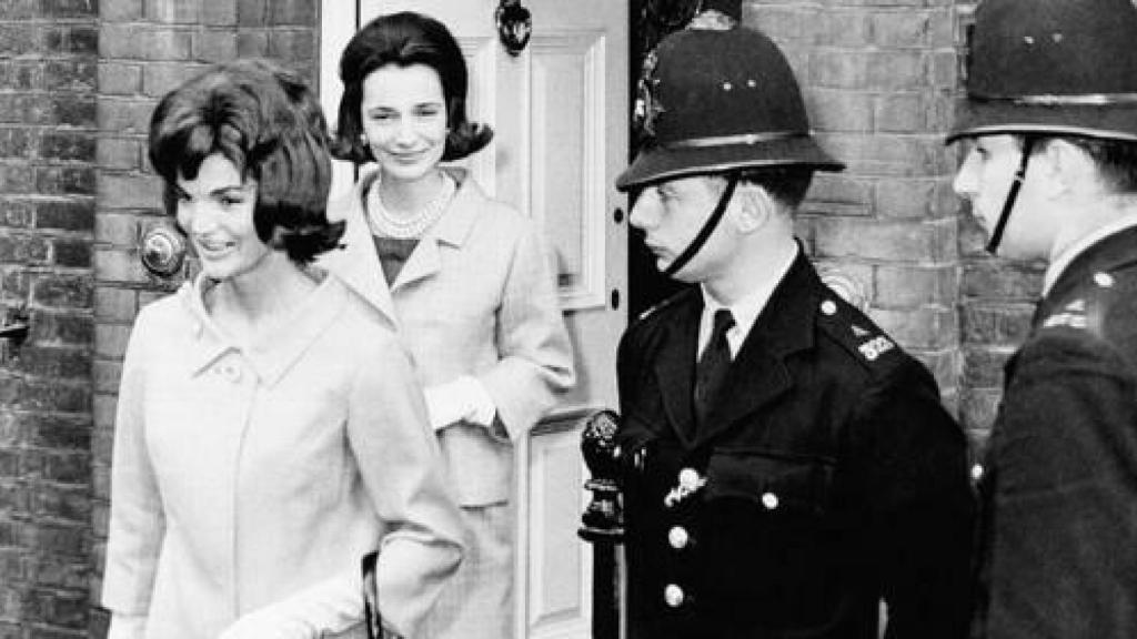 Jacqueline Kennedy seguida por su hermana Lee Radziwill.