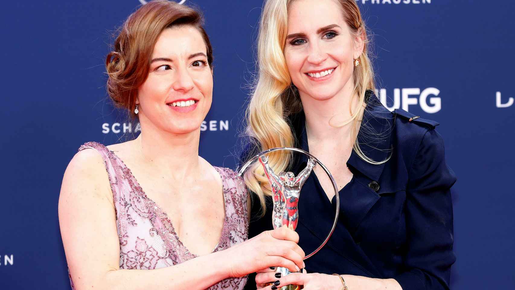 Henrieta Frakasova y su guía Natalia Subrtova tras recibir su Premio Laureus del deporte